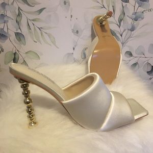 White / Pearl Cape Robbin heels. Size 9.